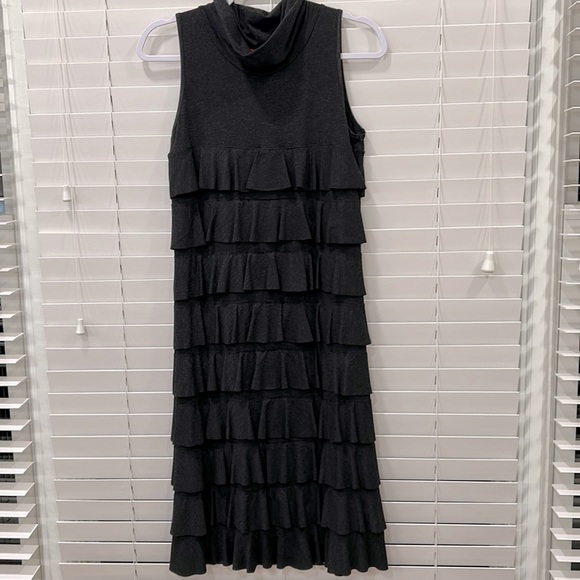 ISLE by Melia Kojan Carbon Gray with Ruffled Detail sz. Small - Picture 1 of 8